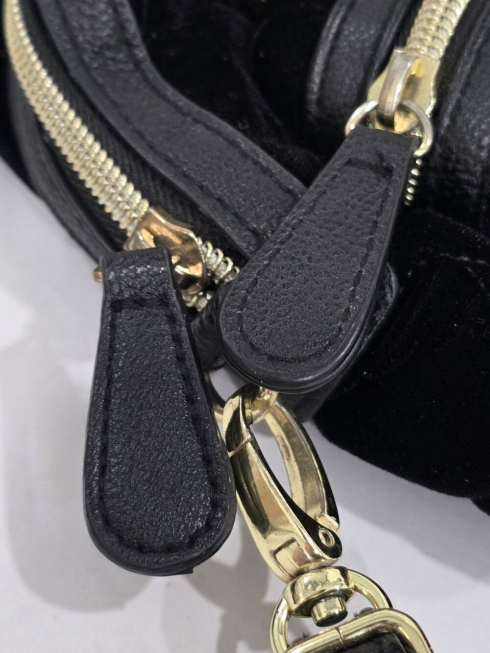 Betsey Johnson ✦ Black Velvet Mini Backpack ✦ Gold Hardware Floral Interior NWT - Picture 6 of 9